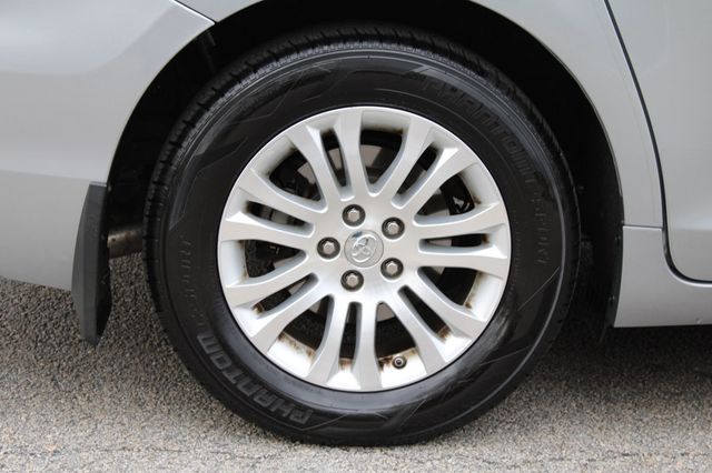 2017 Toyota Sienna XLE FWD 8-Passenger - 22984691 - 25