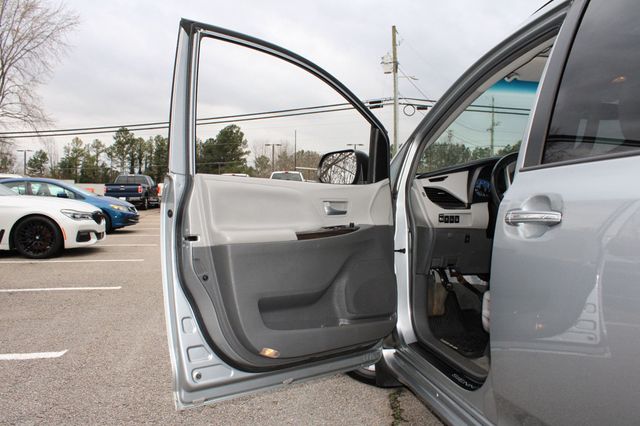 2017 Toyota Sienna XLE FWD 8-Passenger - 22984691 - 27