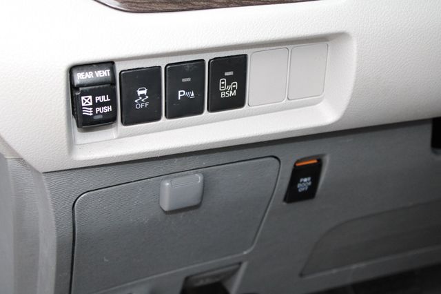 2017 Toyota Sienna XLE FWD 8-Passenger - 22984691 - 29