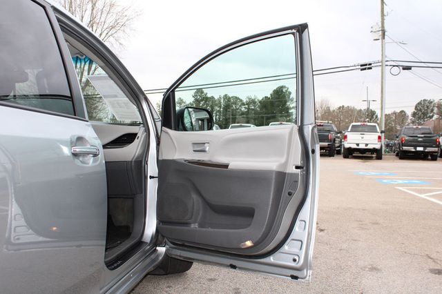 2017 Toyota Sienna XLE FWD 8-Passenger - 22984691 - 30