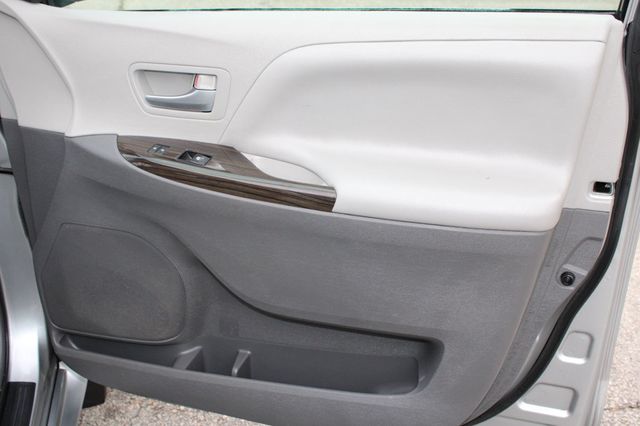 2017 Toyota Sienna XLE FWD 8-Passenger - 22984691 - 31