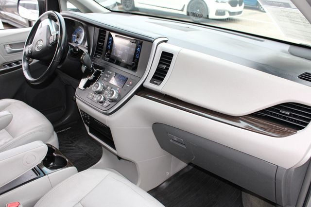 2017 Toyota Sienna XLE FWD 8-Passenger - 22984691 - 32