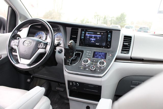 2017 Toyota Sienna XLE FWD 8-Passenger - 22984691 - 35