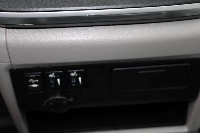 2017 Toyota Sienna XLE FWD 8-Passenger - 22984691 - 36