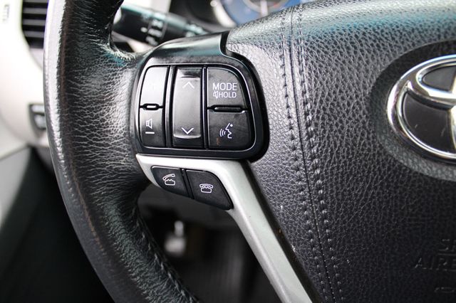 2017 Toyota Sienna XLE FWD 8-Passenger - 22984691 - 38