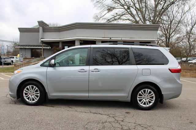 2017 Toyota Sienna XLE FWD 8-Passenger - 22984691 - 3