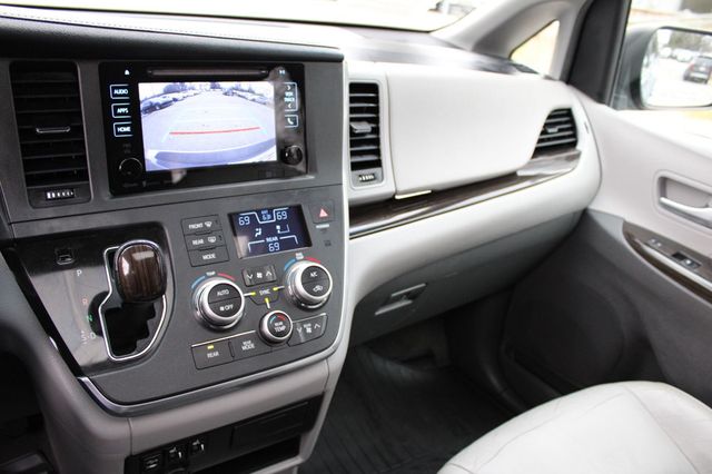 2017 Toyota Sienna XLE FWD 8-Passenger - 22984691 - 40