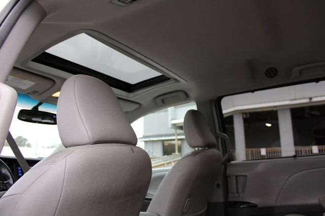 2017 Toyota Sienna XLE FWD 8-Passenger - 22984691 - 41