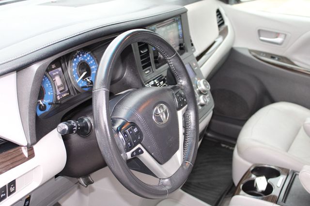 2017 Toyota Sienna XLE FWD 8-Passenger - 22984691 - 42