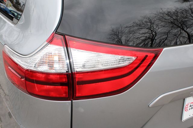 2017 Toyota Sienna XLE FWD 8-Passenger - 22984691 - 8