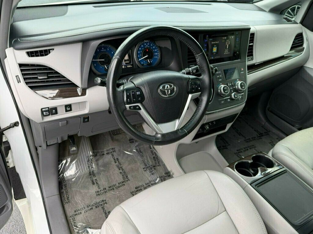 2017 Toyota Sienna XLE FWD 8-Passenger - 23040003 - 9