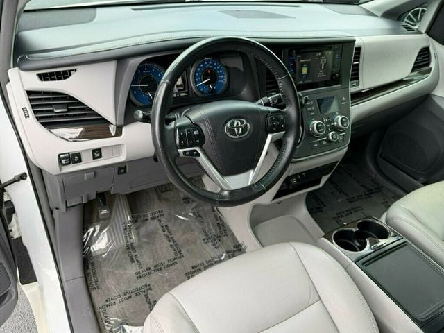 2017 Toyota Sienna XLE FWD 8-Passenger - 23040003 - 9
