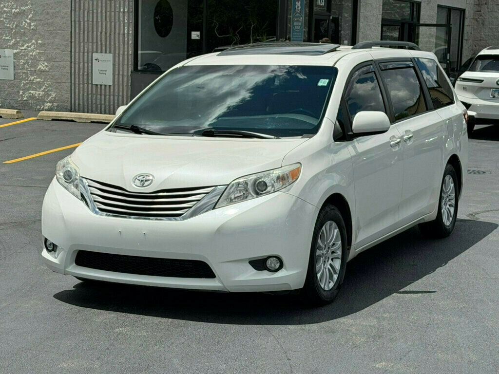 2017 Toyota Sienna XLE FWD 8-Passenger - 23040003 - 11