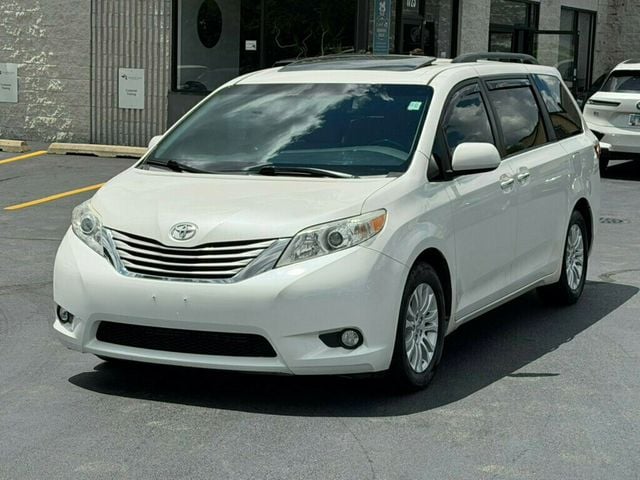 2017 Toyota Sienna XLE FWD 8-Passenger - 23040003 - 11