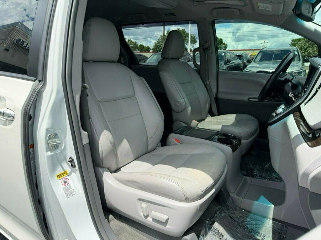 2017 Toyota Sienna XLE FWD 8-Passenger - 23040003 - 14