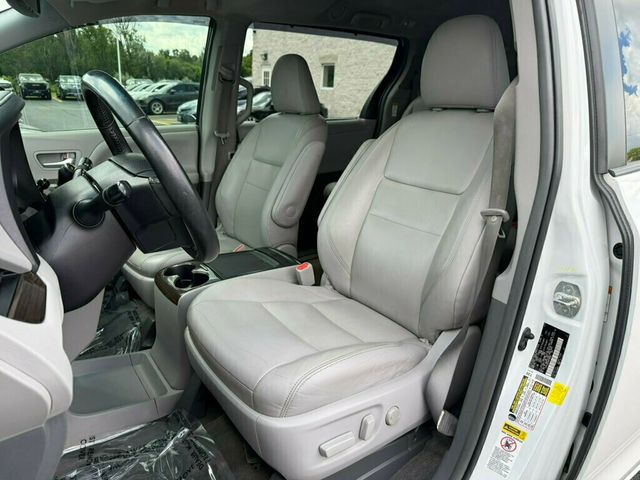 2017 Toyota Sienna XLE FWD 8-Passenger - 23040003 - 15