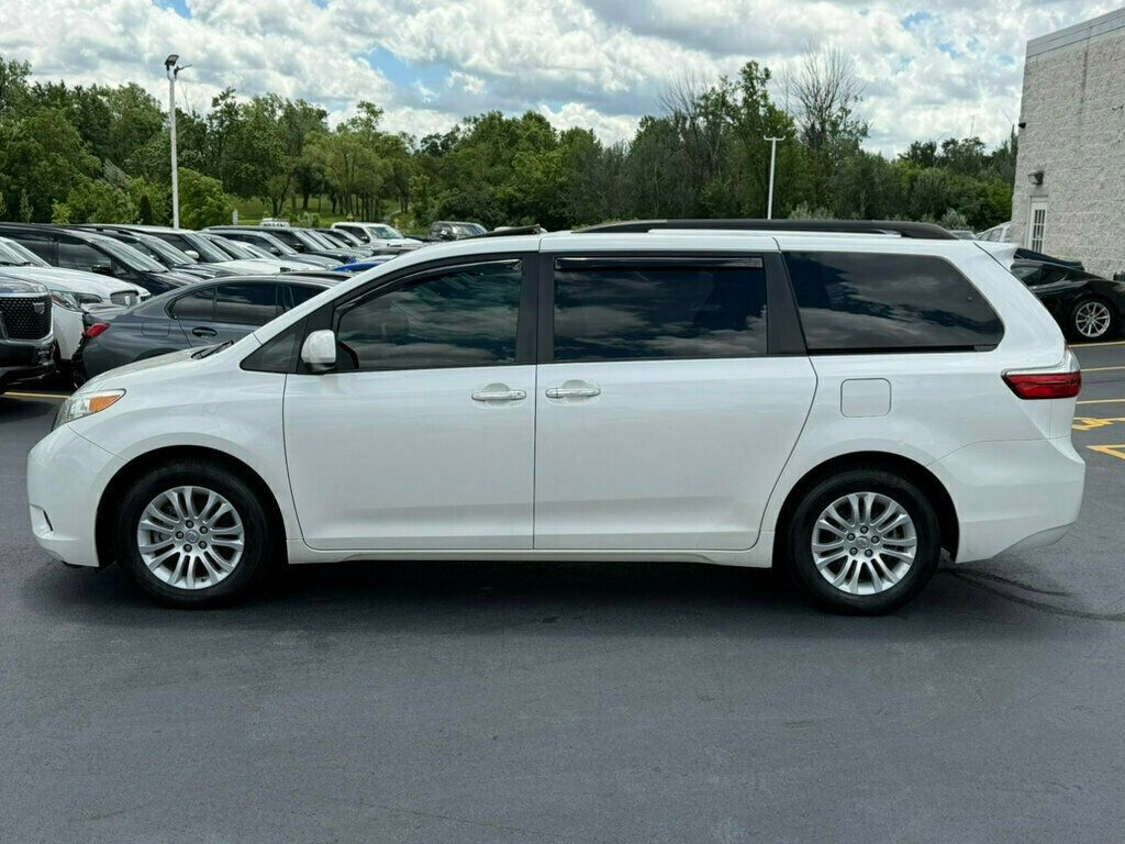 2017 Toyota Sienna XLE FWD 8-Passenger - 23040003 - 16