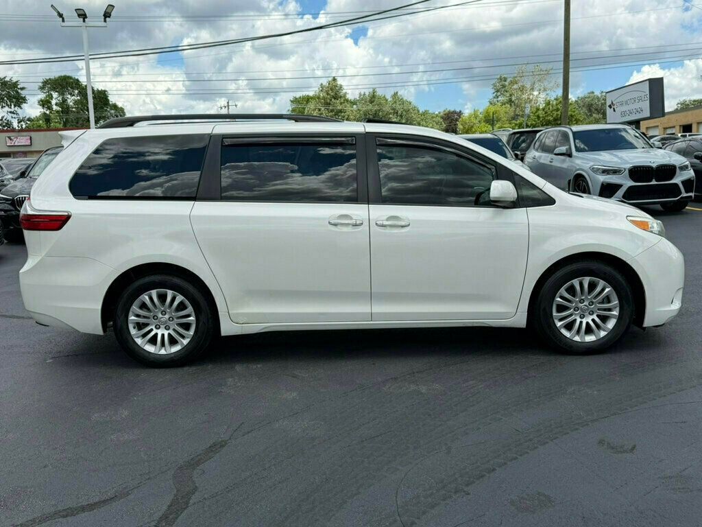 2017 Toyota Sienna XLE FWD 8-Passenger - 23040003 - 17