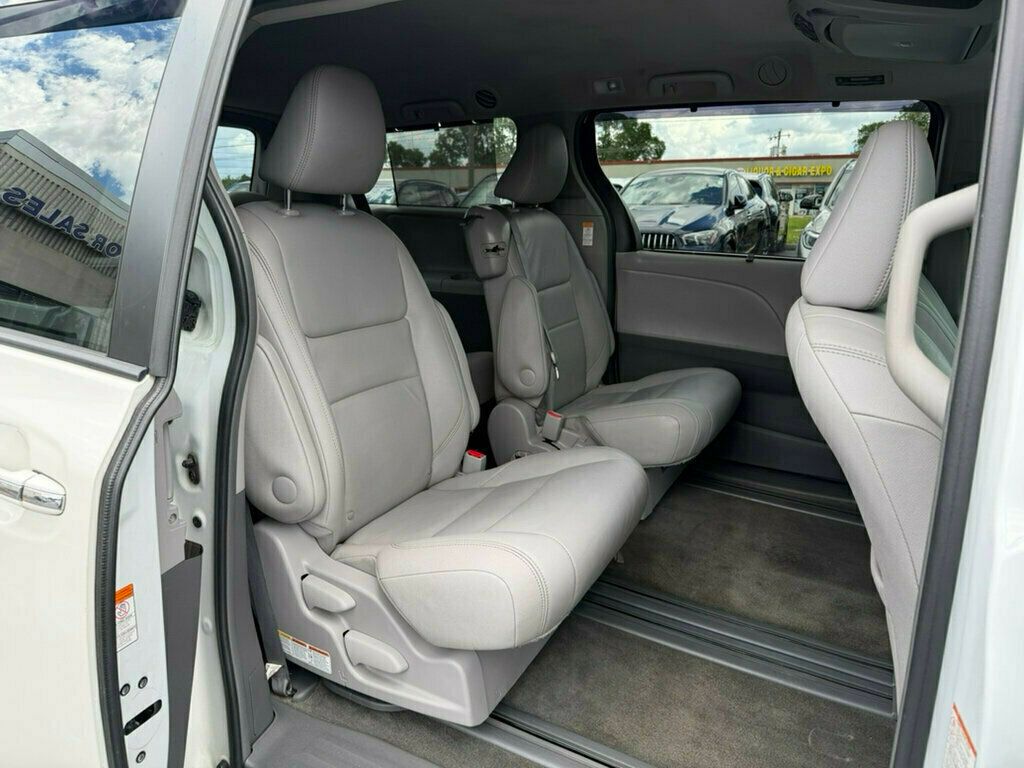 2017 Toyota Sienna XLE FWD 8-Passenger - 23040003 - 18