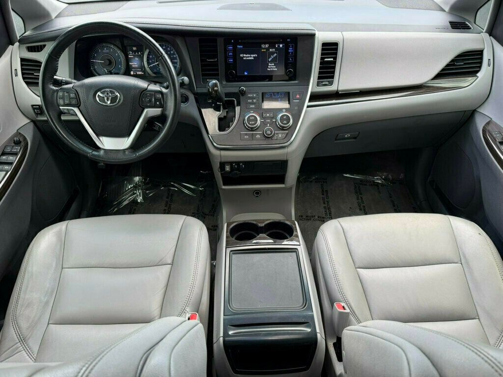 2017 Toyota Sienna XLE FWD 8-Passenger - 23040003 - 1
