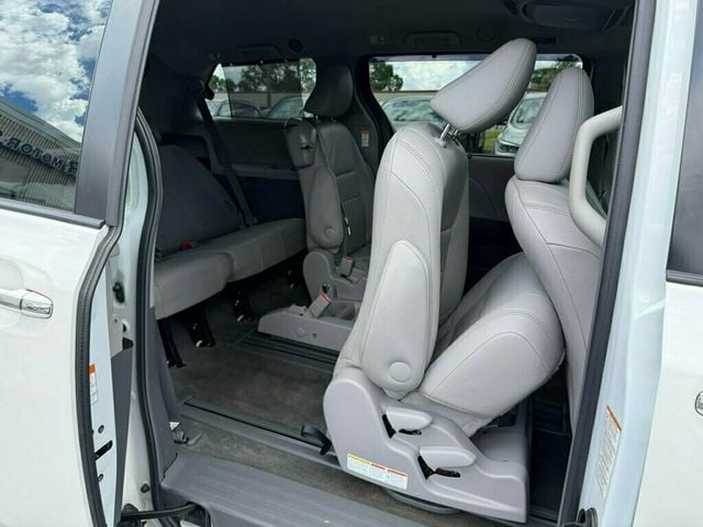 2017 Toyota Sienna XLE FWD 8-Passenger - 23040003 - 19