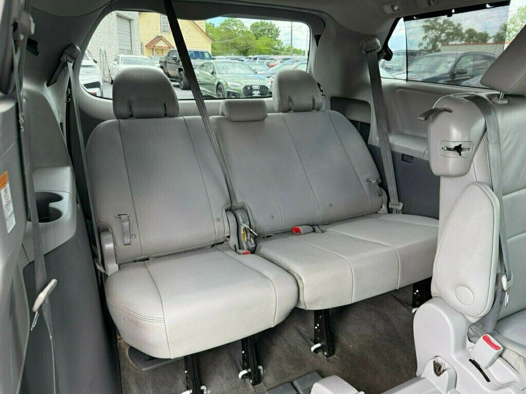 2017 Toyota Sienna XLE FWD 8-Passenger - 23040003 - 20