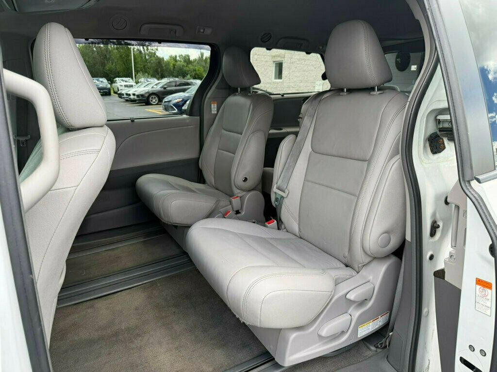 2017 Toyota Sienna XLE FWD 8-Passenger - 23040003 - 21