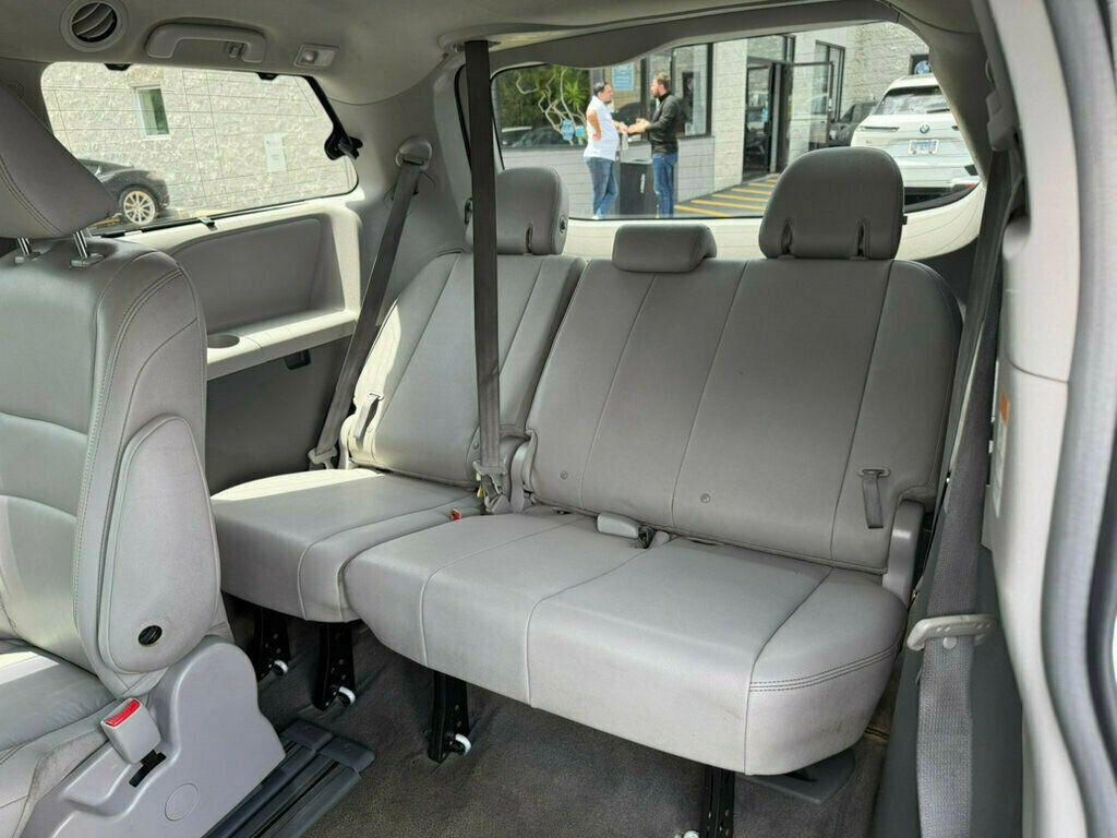2017 Toyota Sienna XLE FWD 8-Passenger - 23040003 - 23