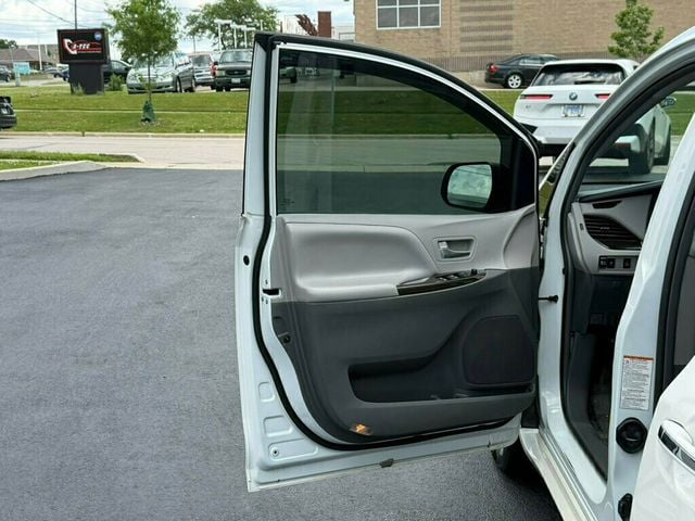 2017 Toyota Sienna XLE FWD 8-Passenger - 23040003 - 25