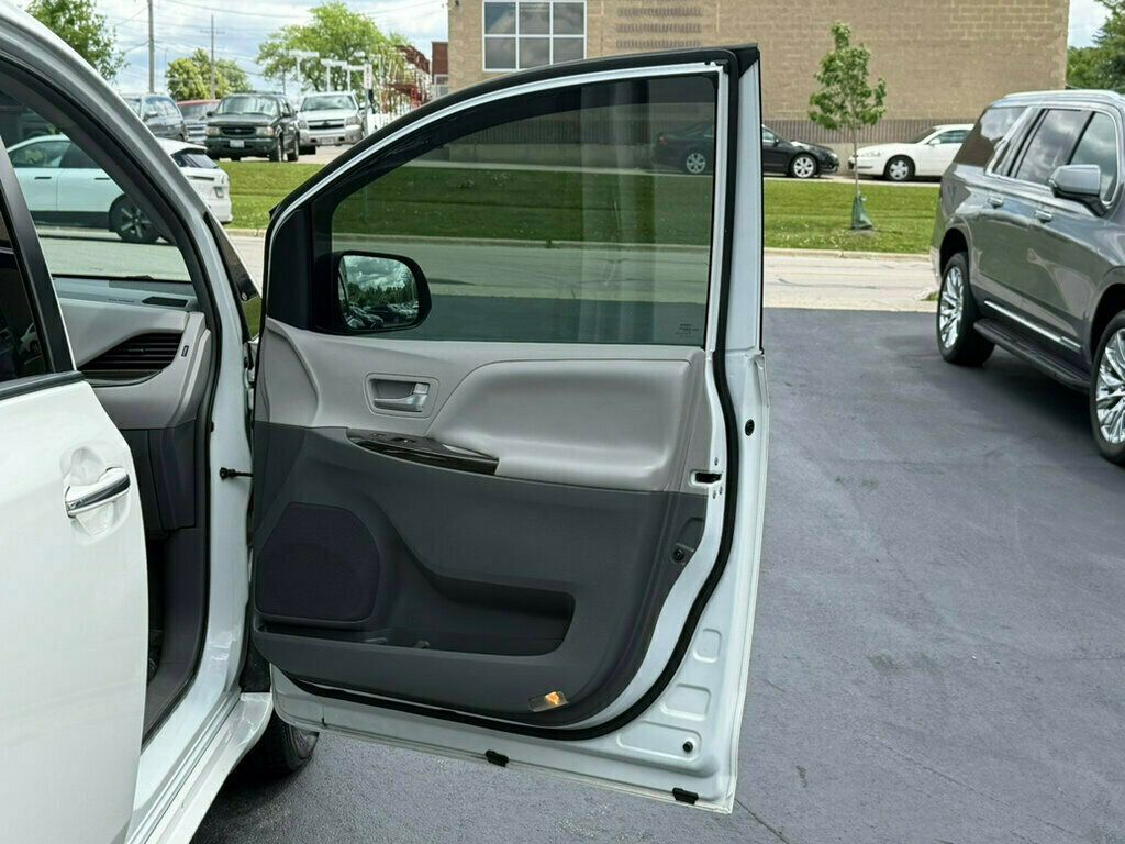 2017 Toyota Sienna XLE FWD 8-Passenger - 23040003 - 26