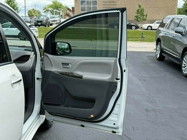 2017 Toyota Sienna XLE FWD 8-Passenger - 23040003 - 26