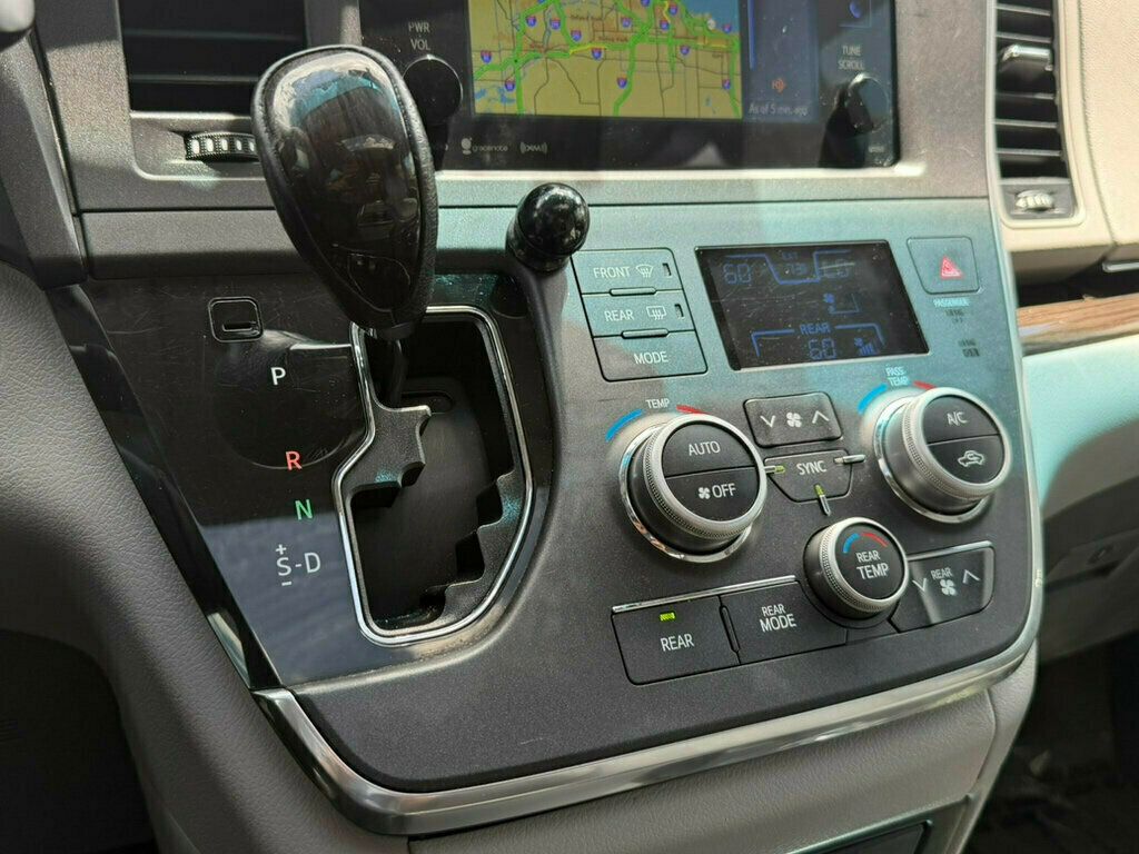 2017 Toyota Sienna XLE FWD 8-Passenger - 23040003 - 34