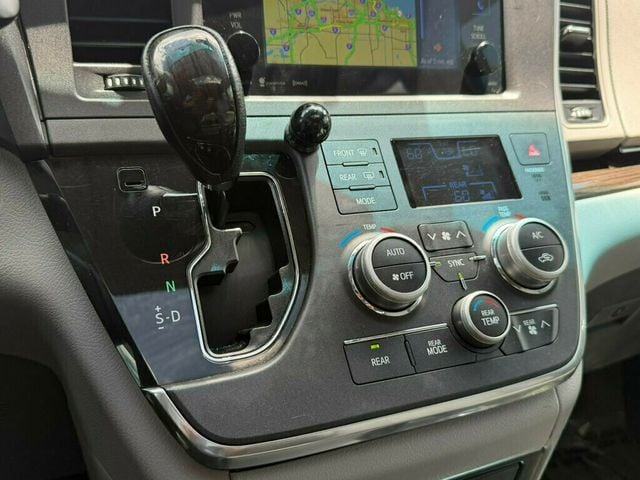 2017 Toyota Sienna XLE FWD 8-Passenger - 23040003 - 34