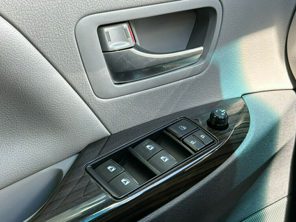 2017 Toyota Sienna XLE FWD 8-Passenger - 23040003 - 44