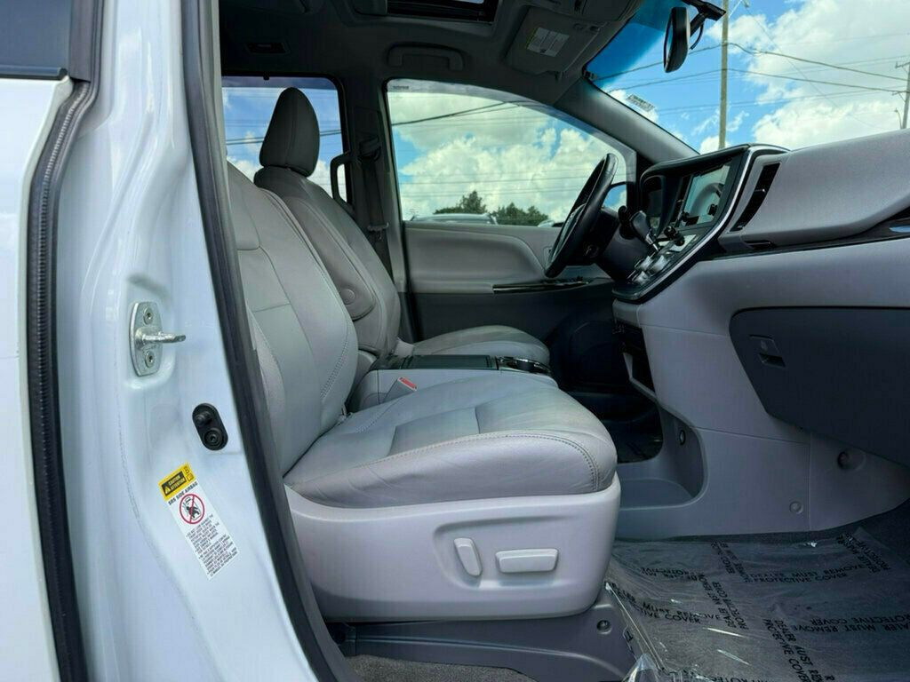 2017 Toyota Sienna XLE FWD 8-Passenger - 23040003 - 48