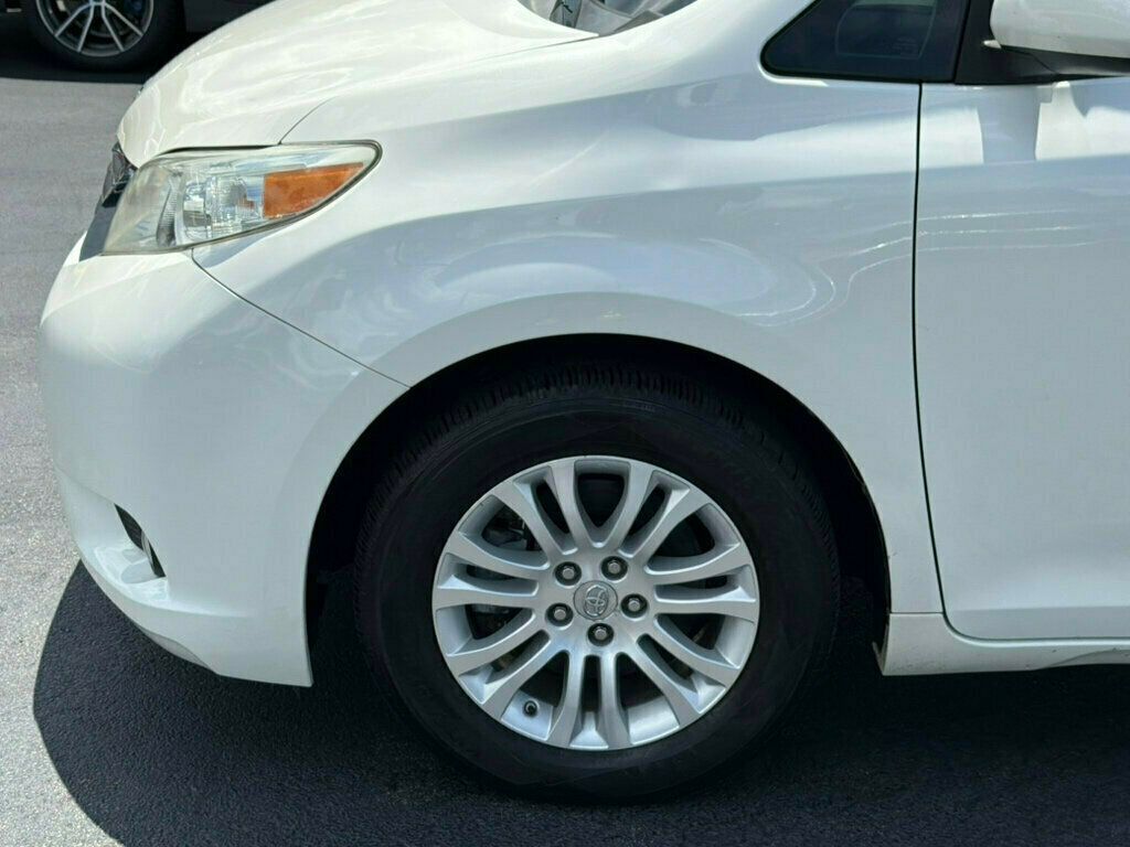 2017 Toyota Sienna XLE FWD 8-Passenger - 23040003 - 52