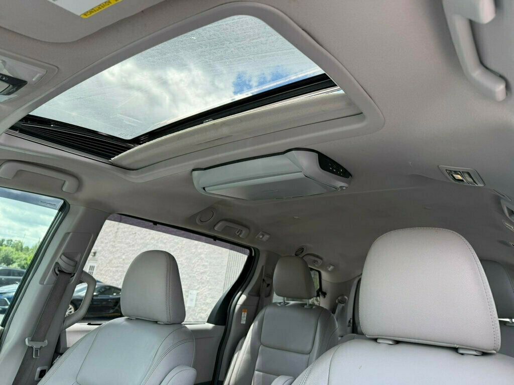 2017 Toyota Sienna XLE FWD 8-Passenger - 23040003 - 5