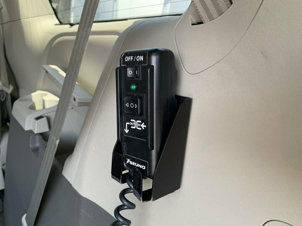 2017 Toyota Sienna XLE FWD 8-Passenger 1-Owner HANDICAP ACCESSIBLE - 23064941 - 6