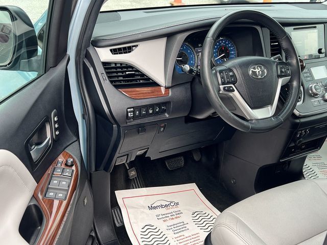 2017 Toyota Sienna XLE Premium AWD 7-Passenger - 23052910 - 9