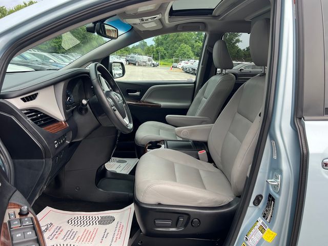 2017 Toyota Sienna XLE Premium AWD 7-Passenger - 23052910 - 12
