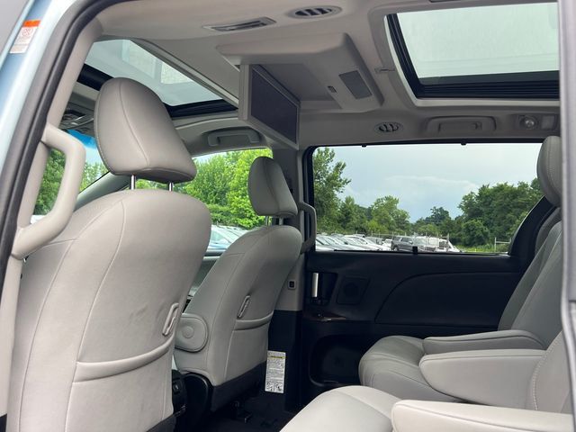 2017 Toyota Sienna XLE Premium AWD 7-Passenger - 23052910 - 14