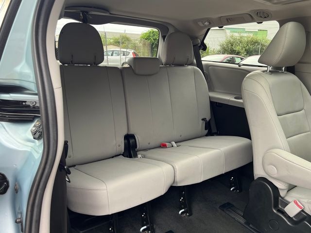 2017 Toyota Sienna XLE Premium AWD 7-Passenger - 23052910 - 18