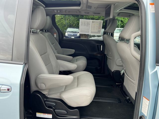 2017 Toyota Sienna XLE Premium AWD 7-Passenger - 23052910 - 19
