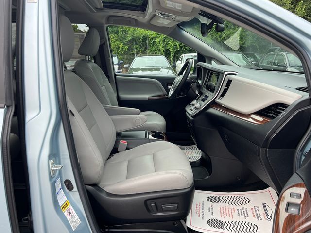 2017 Toyota Sienna XLE Premium AWD 7-Passenger - 23052910 - 20