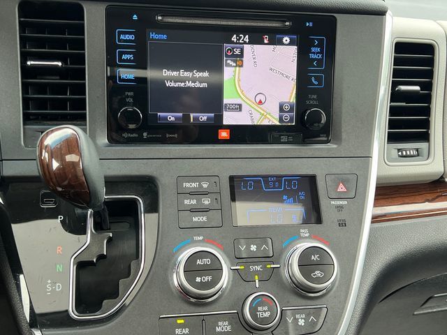 2017 Toyota Sienna XLE Premium AWD 7-Passenger - 23052910 - 27