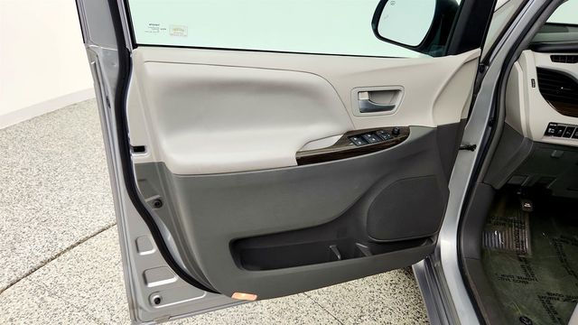 2017 Toyota Sienna XLE Premium AWD 7-Passenger - 23041486 - 9
