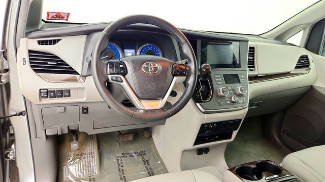 2017 Toyota Sienna XLE Premium AWD 7-Passenger - 23041486 - 12