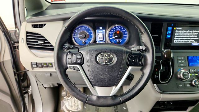 2017 Toyota Sienna XLE Premium AWD 7-Passenger - 23041486 - 13