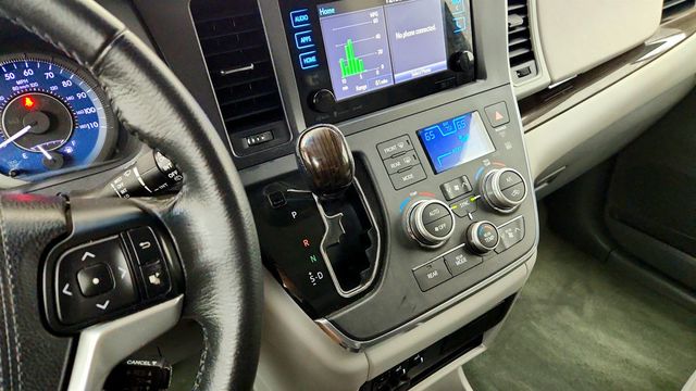 2017 Toyota Sienna XLE Premium AWD 7-Passenger - 23041486 - 16