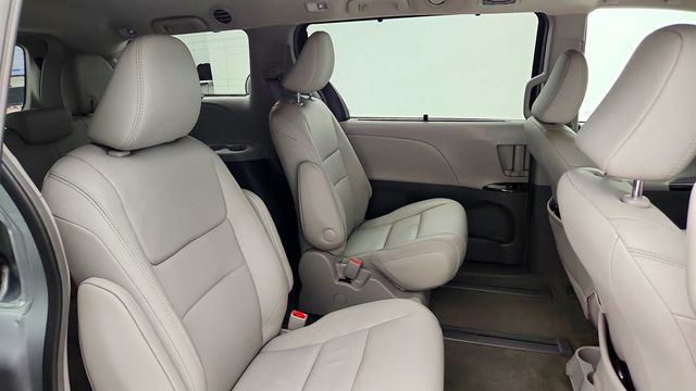 2017 Toyota Sienna XLE Premium AWD 7-Passenger - 23041486 - 23